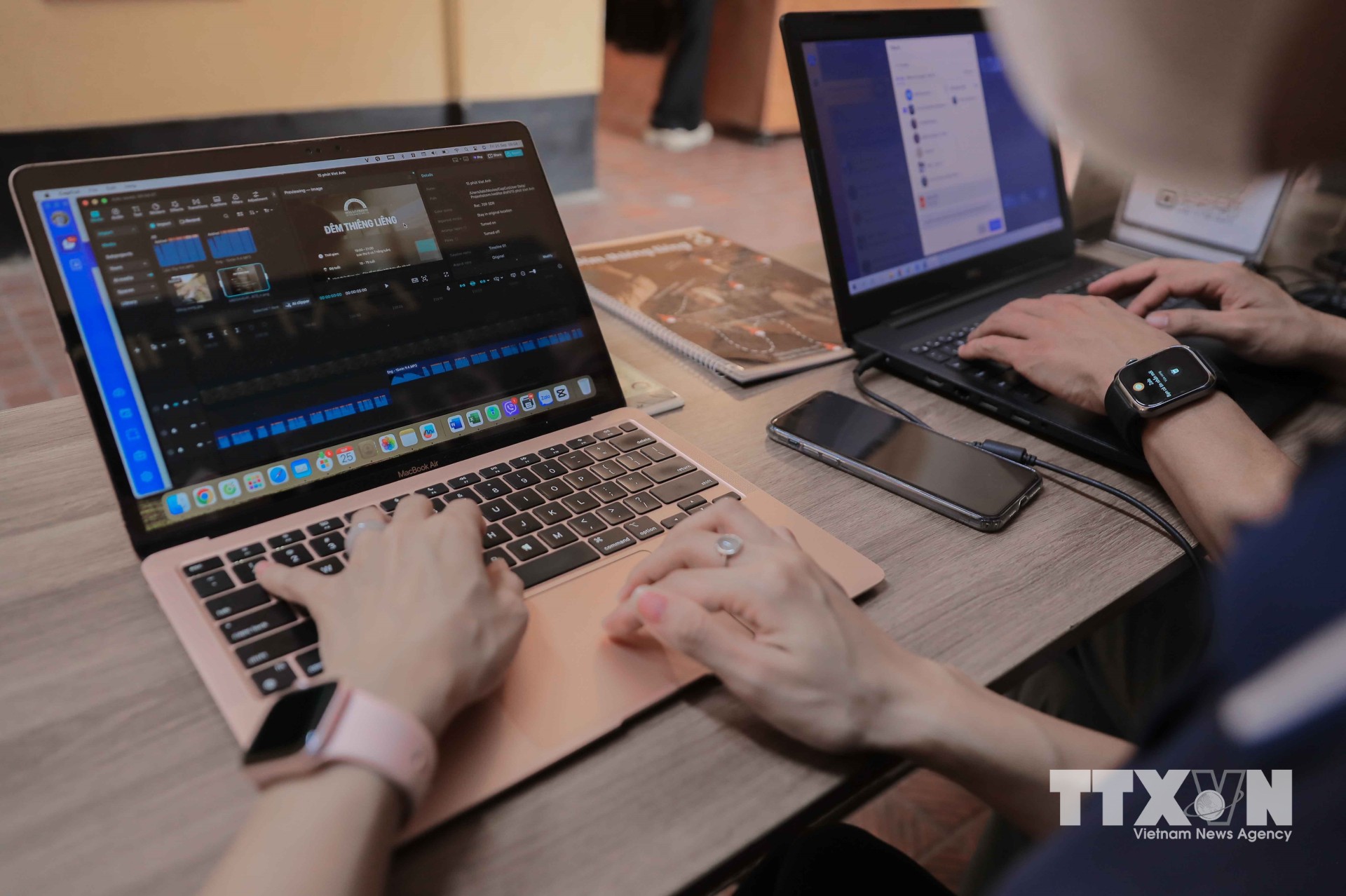 Các hình ảnh, âm thanh và video clip được nhân viên xử lý bằng phần mềm chuyên dụng trước khi đưa vào hệ thống phục vụ du khách tại di tích Nhà tù Hỏa Lò. (Ảnh: Phan Phương/TTXVN)